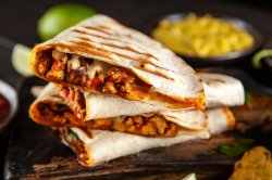 Quesadillia de pui, Cu cartofi prăjiți și salsa picanta - 500 g image