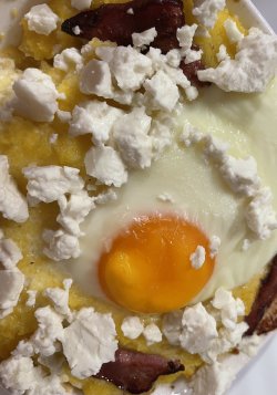 Mămăliguță cu brânză, smântână și ou image