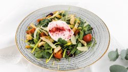 Salată Caesar cu piept de pui și ou poșat  image