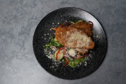 Salată cu șnițel de pui crocant, parmesn și ierburi aromate, cu mix de salată de crudități image