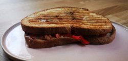 Sandvici fără gluten la grill cu ardei kapia & branza vegană image
