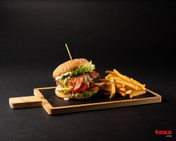 Burger de vită cu bacon crocant, caș, sos tartar și cartofi de casă dublu prăjiți image