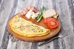 Omletă cu bacon, telemea și ceapă verde image