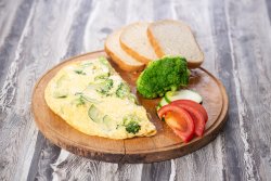 Omletă cu broccoli și zucchini image