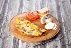 Omletă cu ciuperci și mozzarella image