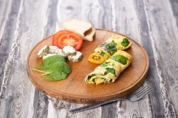Omletă cu spanac și brânză de capră image
