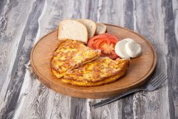 Omletă cu șuncă și mozzarella image