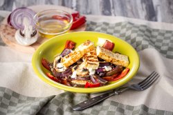 Salată cu legume la grătar și brânză Halloumi image