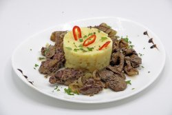 Ficăţei de pui cu ceapă și piure de cartofi image