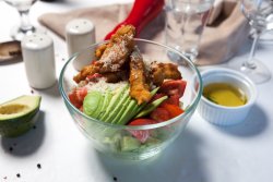 Salată cu avocado şi pui crocant image