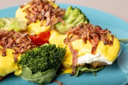 Ouă Poșate cu Broccoli Brezat în Unt și Bacon Crocant image