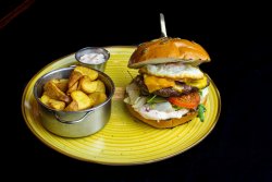 English Burger servit cu cartofi pai cu usturoi si parmezan + sos 1000 de insule image