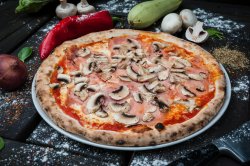 Pizza Prosciutto Funghi image