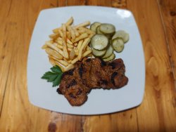 Pastramă casei de porc cu cartofi prăjiti si acritura image