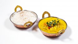 Curry indian cu pui, lapte de cocos și orez basmati image