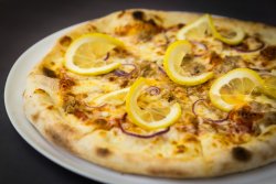 Pizza Tonno e Cipola image