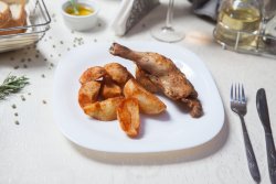 Pulpă de pui întreagă cu cartofi wedges image