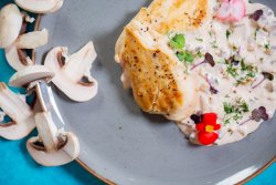 Pollo con salsa ai Funghi image