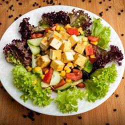 Salată cu tofu vegetarian image