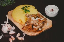 20% reducere: Pui la capac cu usturoi și mămăliguță image
