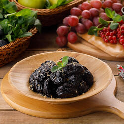 Prune umplute cu nucă în sos de vin image