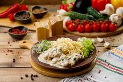 File de pui în sos alb cu spaghete image