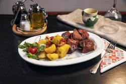 Carne afumată la oală cu cartofi țărănești image