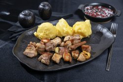 Pomana porcului cu mămăligă image