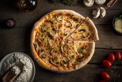 Pizza prosciutto funghi mică image