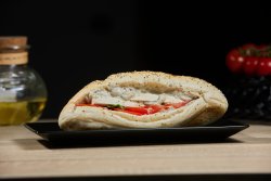 Sandwich baghetă cu crema de ton și telemea image