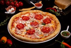 Pizza prosciutto, funghi e salami picante image