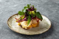 Omletă cu brânză de capră și piept de porc afumat  image
