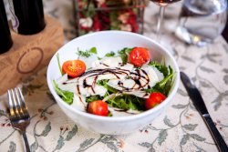 Insalata di rucola, parmigiano e pomodorini image