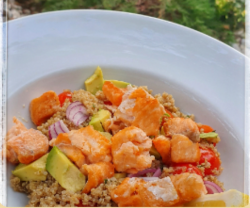 Salată cu Quinoa și somon image