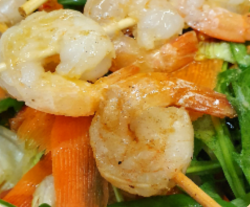 Frigărui de creveţi pe pat de salată mediteraneană image