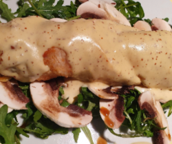 Ruladă din piept de pui cu brie, rucola și ciuperci image