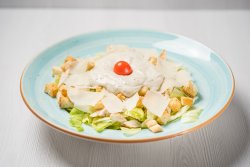 Salată Caesar cu pui/Caesar salad with chicken image