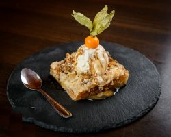 Kataif de mere cu sos de vanilie, înghețată și physalis image
