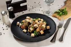 Salată de vinete cu legume coapte și tofu image