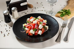 Salată de roșii cu ceapă și telemea image