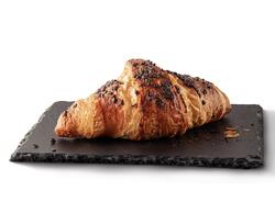 CROISSANT CU CREMA DE CACAO SI ALUNE DE PADURE image