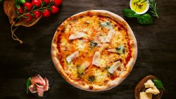 Pizza Quattro Formaggi cu sos de roșii image