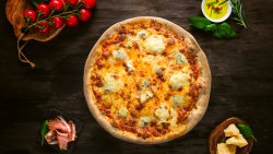 Pizza Quattro Formaggi fără sos de roșii image