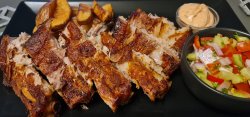 Coaste de porc cu cartofi wedges și salată image