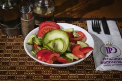 Salată roșii și castraveți image