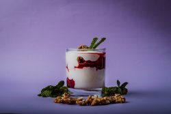 Cremă de mascarpone cu zmeură și fulgi de migdale image