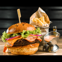 Burger clasic și cartofi prăjiți / wedges image