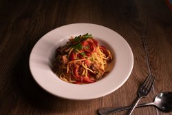 Spaghetti cu prosciutto și ardei roșu image