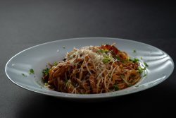 Spaghetti matriciana cu sos napoli, bacon, pătrunjel și parmezan image