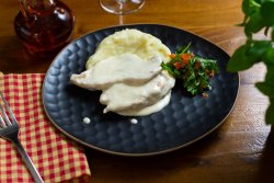 Piept de pui cu sos gorgonzola și cartofi piure image